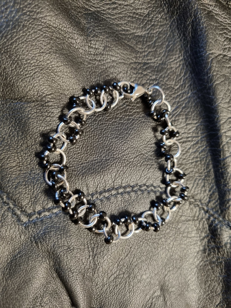 Armband med svarta pärlor
